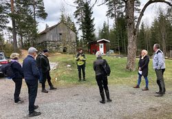 Skedsmo Historielag på befaring til Skansen og Ballerud (Bålerud) 29.04.20. Orientering på Bålerud før start. Foto Steinar Bunæs.