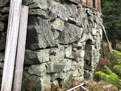 Frontmuren hadde tydelig skadeutvikling.