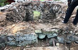 Bålerud oversikt over steinkjeller sett bakfra.