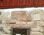 Inskripsjonen 1830 BB ses innhogget i vegg på potetkjelleren ved Bånkall gård. Foto: Stig Rune Pedersen