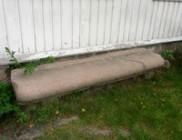 Ved Bånkall gård står en sittestein av grorudgranitt, av samme type som dem på Sannerbrua over Akerselva. Foto: Stig Rune Pedersen