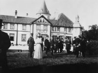 Hageselskap hos Christian Thams på Bårdshaug i forbindelse med åpningen av Thamshavnbanen. Foto: Sverresborg Trøndelag Folkemuseum (10. juli 1908).