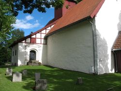 Kirken fra nordvest. Foto: Siri Johannessen (2016).