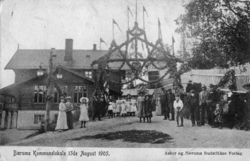 Bærum kommunelokale i Løkkeåsveien 2 i Sandvika , fra 1927 politistasjon. Her fra folkeavstemningen om unionsoppløsningen 13. august 1905. Foto: AB-leksikon (utlånt av Per Schulze)