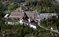 Bærum sykehus fotografert i 2008 med den eldste delen med sitt nybarokke tårn i forgrunnen. Bak Martina Hansens Hospital. Foto: AB-leksikon