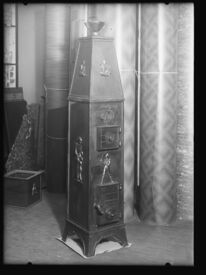 Ovn fra Bærums Verk, utstilt i Bærums Jernoplag. I 1920 begynte verket å selge produktene sine i Torggata 3 i Kristiania, en forretning som utvikla seg til et minivarehus. Foto: Narve Skarpmoen