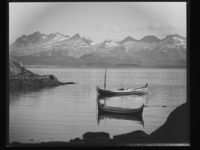 To nordlandsbåtar; Børvasstindan i bakgrunnen. Foto: ÅM (1961).