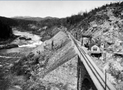 Bøylefoss bru med stasjonsbygningen ved bruas nordende. Ukjent/Arendalbanens Venner