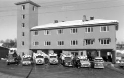 Asker brannstasjon med sine utrykningsbiler i 1975. Foto: Ukjent / Budstikka