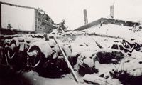 Bildet til venstre viser en samling av skadede flymotorer etter bombingen. Foto: Finn Rifseim (KFF).