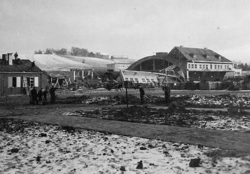 BMW mot Sørum gård.