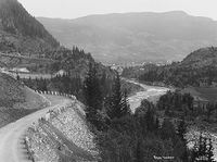 Bagn med Fjeldheim. Foto: Axel Lindahl (omkr. 1880–1890).