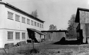 Bak verkstedet i Strømmen Bygningssnekkeri.jpg