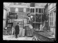 297. Bakgård, personer - no-nb digifoto 20160211 00158 NB NS NM 00151.jpg