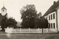Balke kirke ligger i tun med Kirke-Balke. Foto: Halvor Vreim