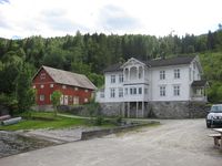 Bandaksli. Hovudbygning og uthus. (Foto: Olav Momrak-Haugan 2011)