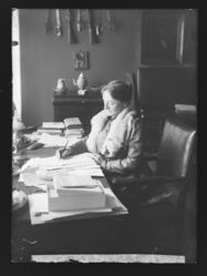 Barbra Ring ved skrivebordet. Foto: Narve Skarpmoen.