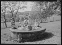 236. Barn bader i fontene - no-nb digifoto 20151117 00049 NB MIT FNR 16125.jpg