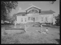 234. Barn bader i fontene - no-nb digifoto 20151117 00055 NB MIT FNR 16128.jpg