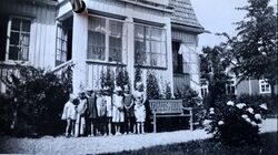 Barn i solveggen i hus nr. 8.