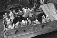 1979. Bilen er lastet med babyer fra Kaarbøjordet barnehage.Foto: John H. Berthung / Sør-Troms museum
