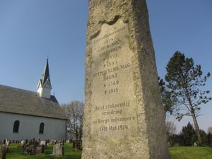 Bauta Berg kirke Halden 2012.JPG