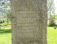 Aubert er en av fire falne fra Sørkedalen som er minnet med en bauta ved Sørkedalen kirke. Foto: Stig Rune Pedersen (2012).