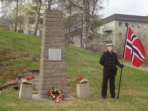 Bauta over falne fra Harstad.JPG