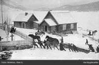 Bautasteinen fraktast forbi tingstugu i Hol. Foto:Olav Reinton, 1913. Eigar: Hol bygdearkiv.