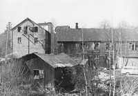29. Bebyggelsen ved møllene i Sagdalen 1970.png