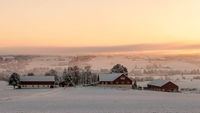 Vinterbilde av Fostad. Bak ser vi litt av Lensbygda. Foto: Ole-Anders Beck (2017).