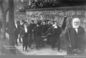 Fra gravferden 3. mai 1910 fra Trefoldighetskirken i Kristiania. Foran til høyre går Helge Væringsaasen som var marskalk. Foto: Mittet & Co. (1910).