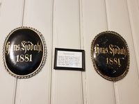 Skjoldet var festet til en stang og sto ved båren under bisettelsen. Presten bar skjoldet foran prosesjonen når båren ble båret ut av kirken og til gravstedet. Brukt under begravelsen til Hans Jørgen Sjødal (1820-1881) fra Sjødal (Oppegård). Foto: Siri Iversen