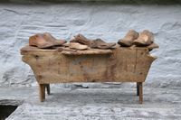 Benken og eit utval sko-lestar, berre til ære for fotografen.