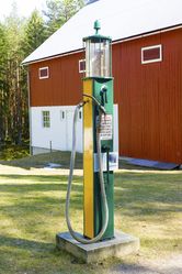 Bensinpåfyllingen foregikk enkelt, men effektivt. Foto: Bjørn Foss, tatt på Vegmuseet.