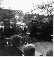 Begravelse på Berg. Presten taler.