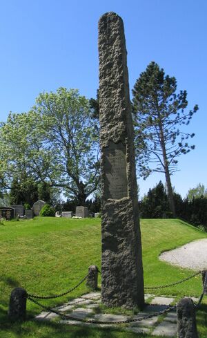 Berg kirke (Halden) bauta over Eidsvollsmennene IMG 0958.JPG