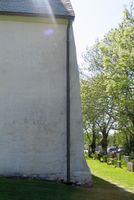 Berg kirkes vestvegg har blitt forsterket ved tidligere reparasjoner, her sett fra nord. Foto: Siri Johannessen (2012).