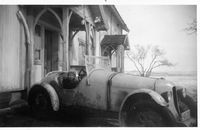 Smågutt «prøvekjører» sportsbil med kjennemerket E-1520.