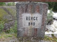 Berge bru. Stabbestein med namn. (Foto: Olav Momrak-Haugan, 2009)