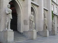 455. Bergen tinghus statuer mot Tårnplassen 2015.jpg