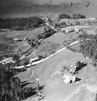 Filialen/Bergesbua ved bygdevegen, Berge oppe i bakken nærast. Foto: Widerøe