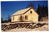 Bergland 2007. Vindaugo på langsida er til den eldste delen, utvidinga 1895 var mot tunet