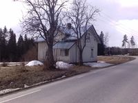 Bruket Berglund, som Karl Berg bygde opp. Stedet ligger helt inntil Nordlivegen og har lenge stått tomt. Foto: Trond Nygård (2010)