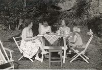 Besøk fra naboer sommeren 1960: Ingrid Solberg, Gulla Vikshåland, Lola Nyhus og Åse Nyhus.