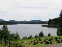 Bergsvannet i Hof med Eidsfoss kirkegård i forgrunnen. Foto: Stig Rune Pedersen