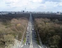 Utsikt fra Siegessäule i Tiergarten i Berlin i østlig retning, mot Brandenburger Tor, som ligger i enden av Straße des 17. Juni. Bak ses tårnet ved Alexanderplatz. Foto: Stig Rune Pedersen (2008).