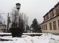 Utendørsmotiv med lykt, Bestum skole. Foto: Stig Rune Pedersen (2014)