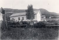 Bedehuset Betel i Folkestadbyen. Væting - gardane i bakgrunnen. Årstal usikkert, mogleg 1920 åra. Fotograf: Olav S. Nylid.