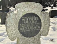 Yrkesbetegnelser for begge ektefeller; overretssakfører og fabrikkinspektør, Vår Frelsers gravlund.